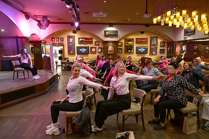 Yoga mit Amiena Zylla / Pink Yoga Brunch / Hard Rock Cafe / München / 19. Oktober 2025 / „Pink Ribbon - für mehr Früherkennung bei Brustkrebs“ / ©Foto: Frank Rollitz / ABR-Pictures 